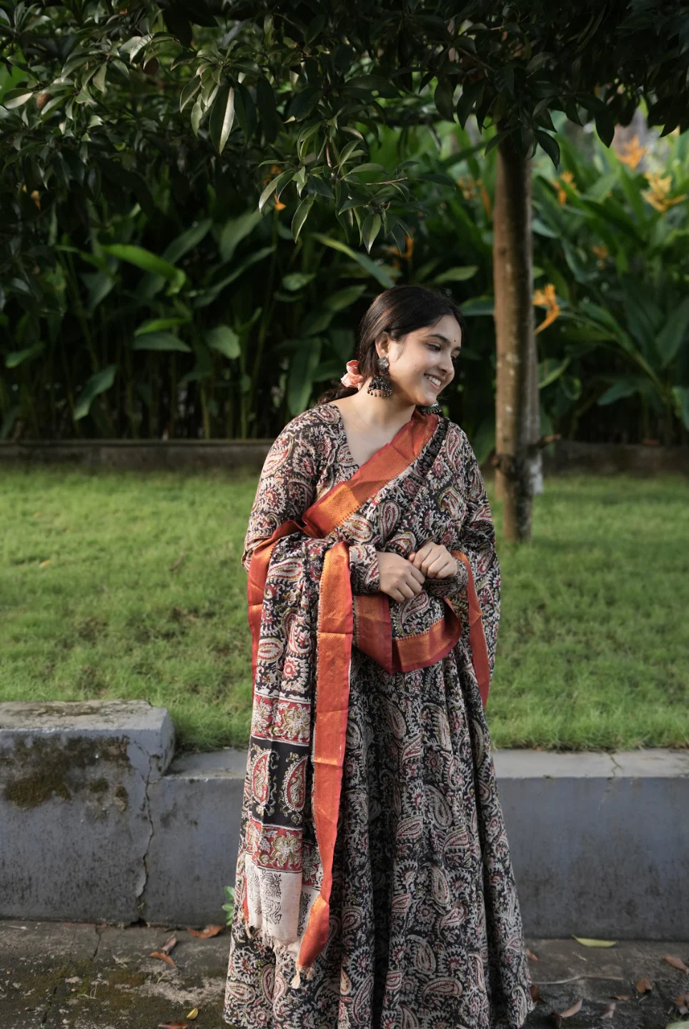 Yamini-Black - Image 4